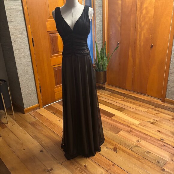 JS Boutique Elegant Black Evening Gown - Picture 1 of 7